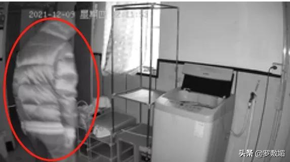 男子暗恋女工友被偷走,男子偷拍暗恋女生