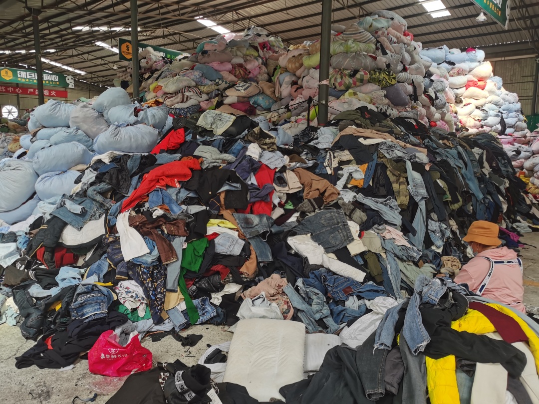 旧衣服回收捐赠是真的吗,旧衣服回收是生意还是慈善