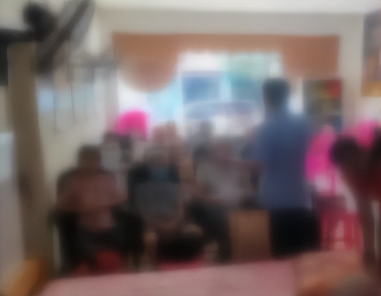 “他比儿子还关心我......”老人口中的“干儿子”给他的备注却是“仆人”