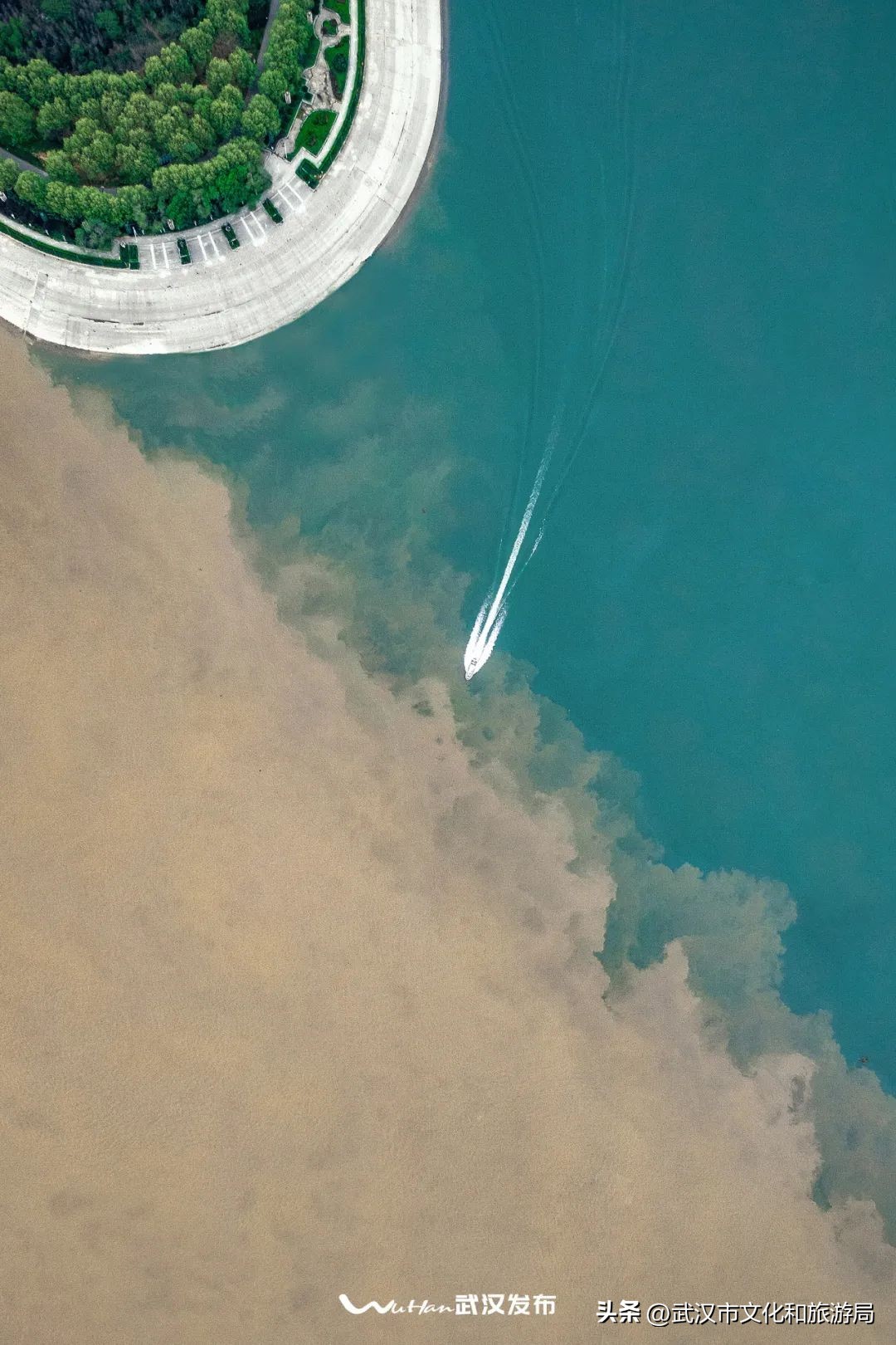 汉口江滩上新太阳能座椅,最近的江滩