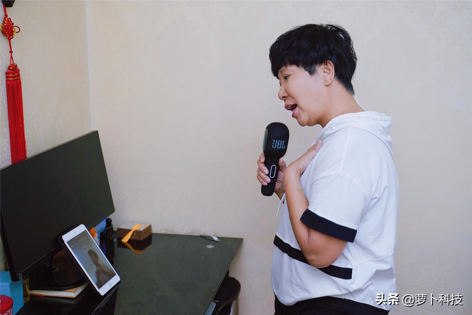 jblkmc300音箱一体麦克风评测,jbl户外k歌音箱双话筒评测