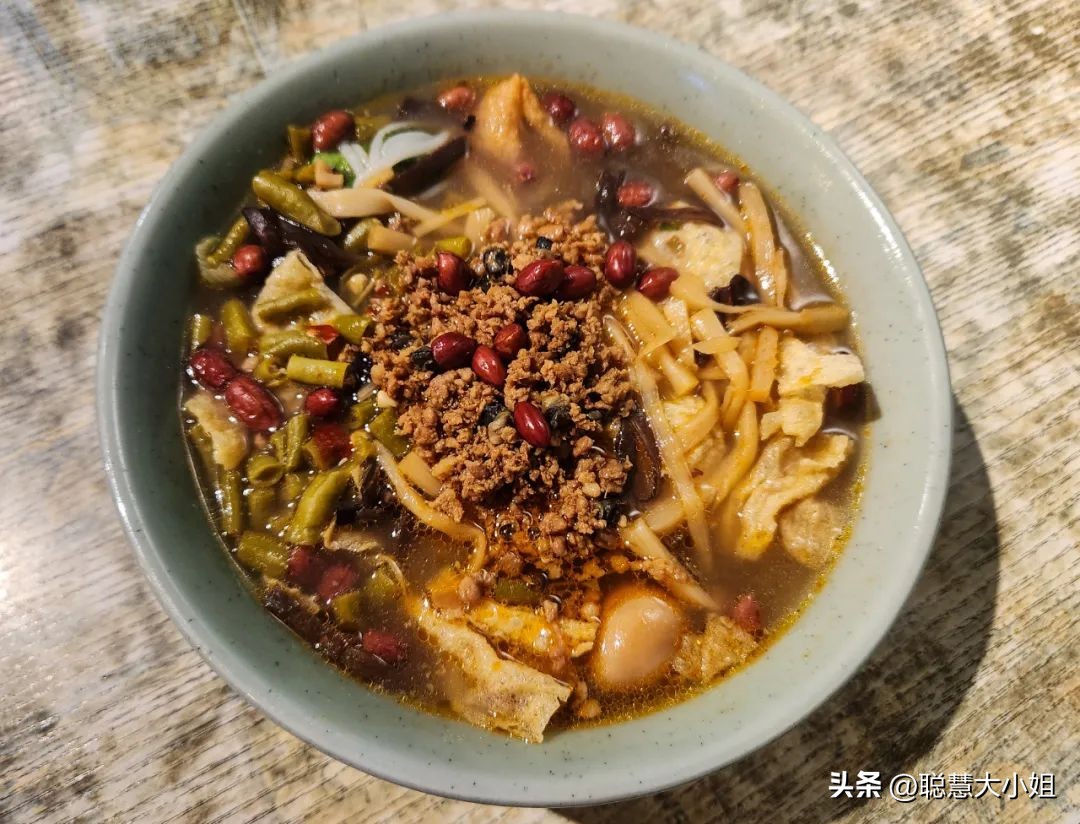 去这条充满松弛感的“小马路”，慵懒地溜达一天才是正经事