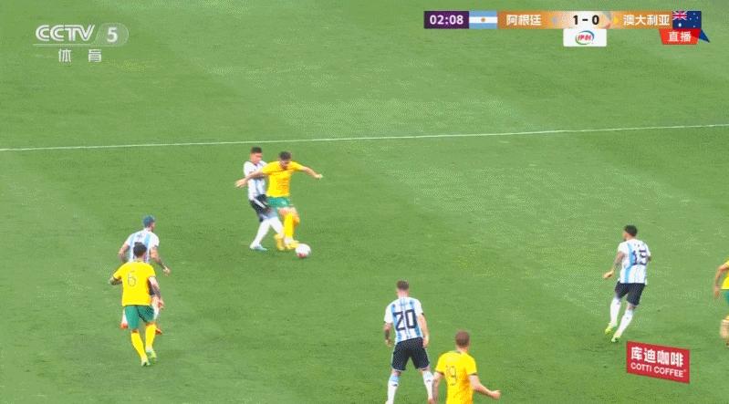 球迷冲上场和梅西拥抱主人公,球迷冲进球场拥抱梅西热烈的青春