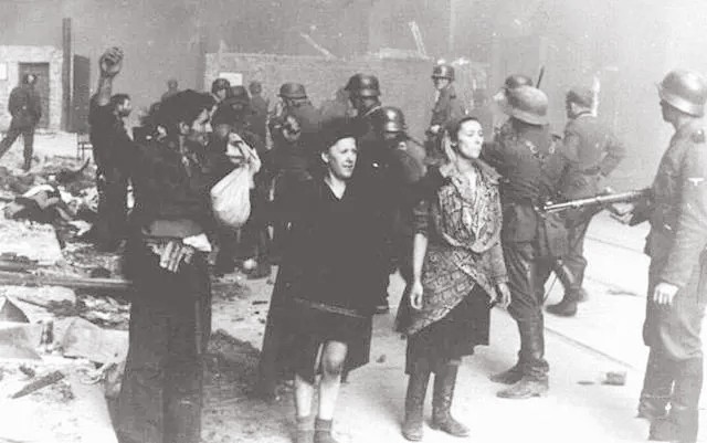 纳粹处决犹太人，两天枪毙三万多人，行刑前还拍照留念