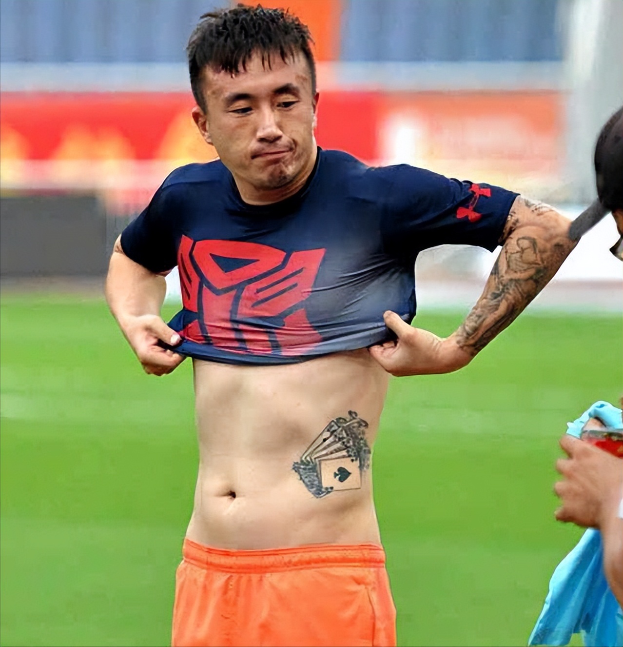 国足对球迷道歉视频,给国足道歉热搜