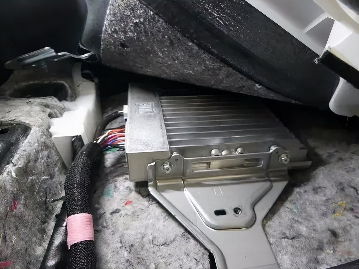 换掉原车JBL音响，丰田兰德酷路泽300升级声丽创音扬声器