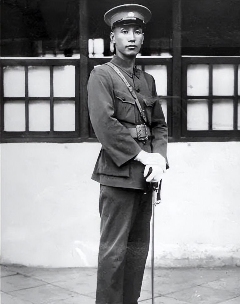 八路军6个师长只有他没成为元帅，晚年担任副主席，儿子是将军