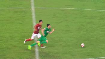 足球剪刀腿两人受伤,最悲壮的犯规郑智