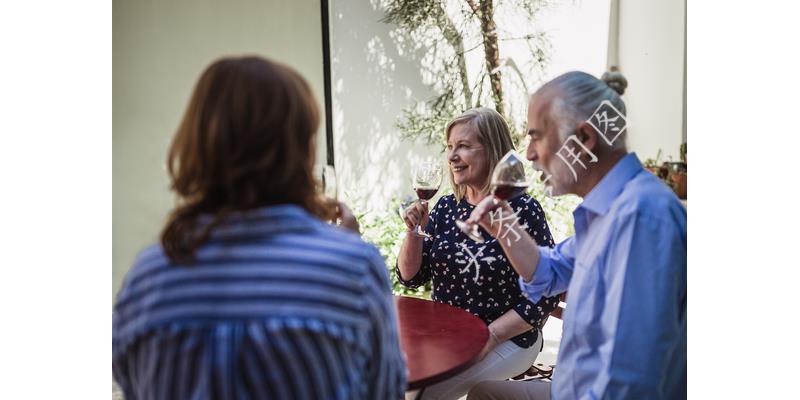 儿女不愿意出钱为父母治病怎么办,儿子不出钱给父母看病该怎么办
