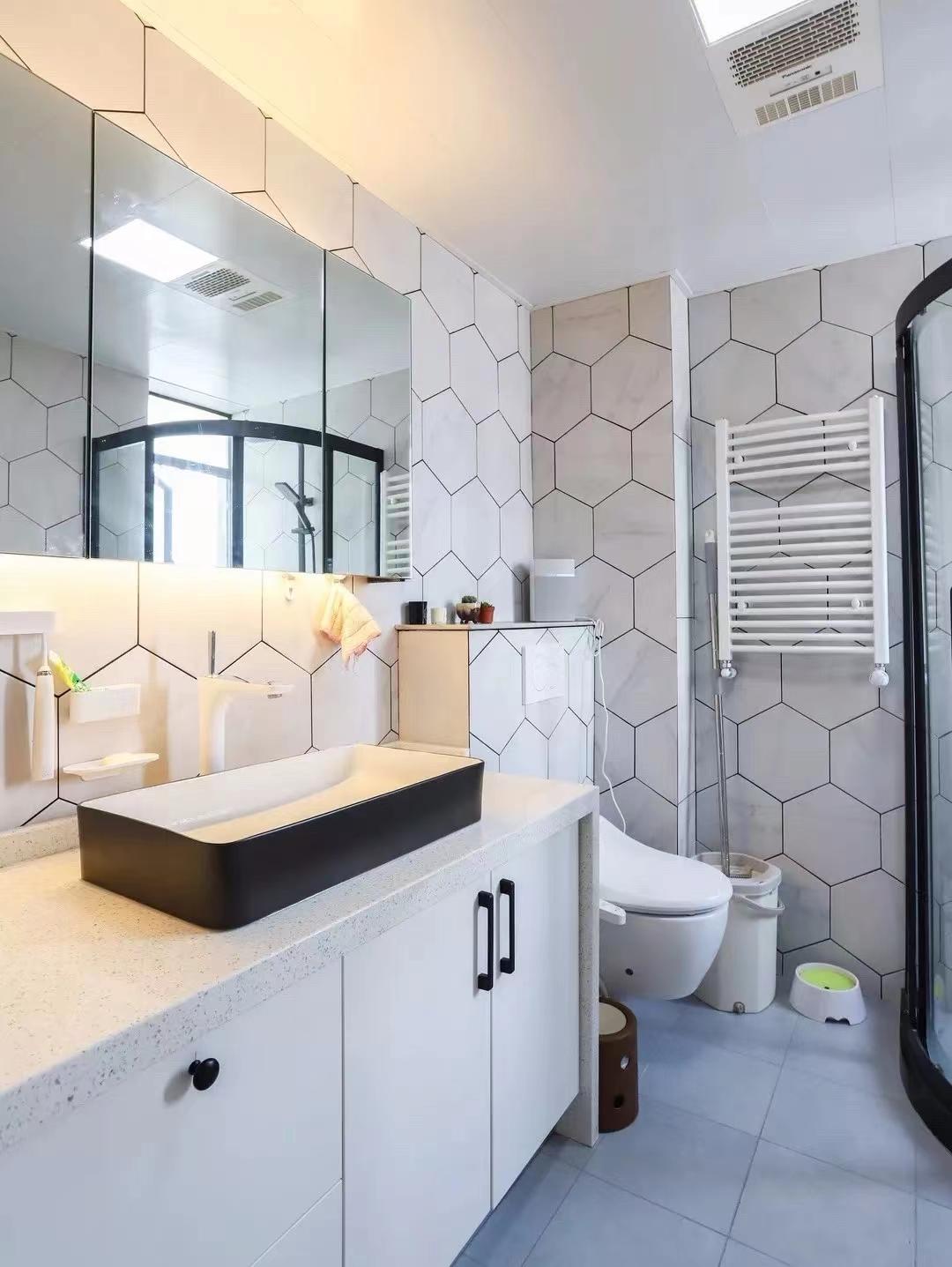 公共厕所蹲式马桶,传统蹲便和壁挂马桶