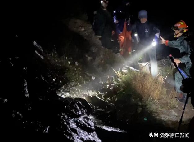 驴友被困深山消防徒步救出5人,驴友被困深山14小时民警紧急救援