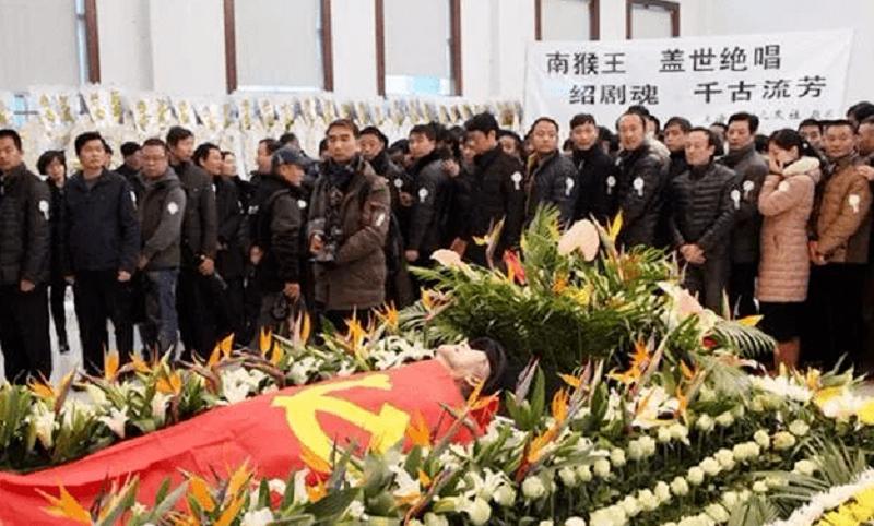 六小龄童抬棺,六小龄童去守墓了吗