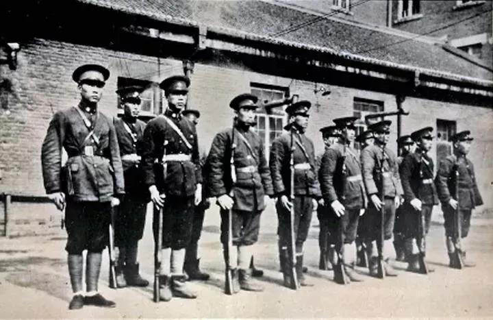 八岁乡下男孩遭遇可怕的一天，赶场路撞土匪，上街目睹杀人全过程