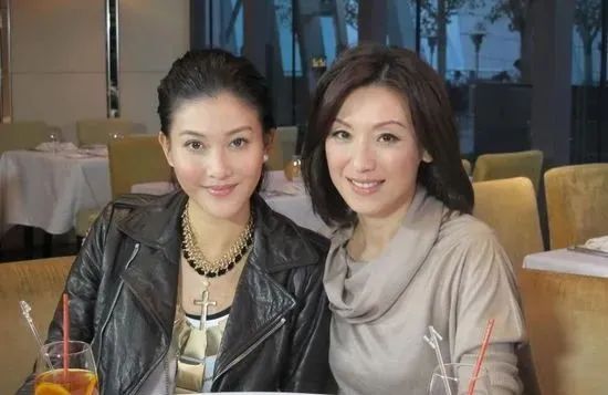 有钱人的名利场：甘比为什么要巴结82岁的他？