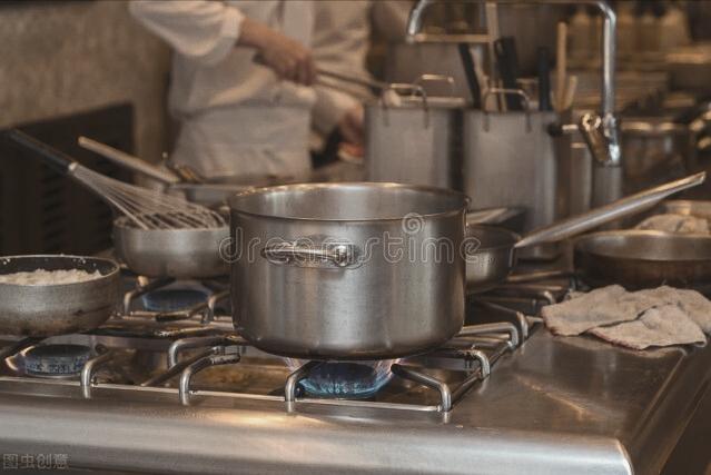 诡秘真相故事：丈夫送了我一支口红，我隐隐觉得不对劲，转送闺蜜