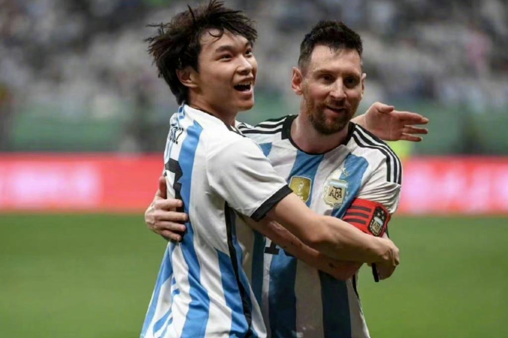 球迷拥抱梅西击掌大马丁高清视频,中国球迷拥抱梅西击掌大马丁照片