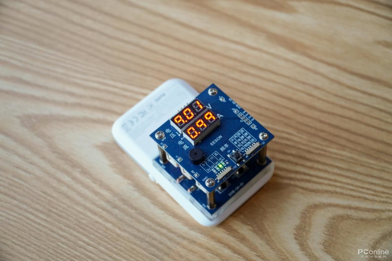 苹果透明探索版无线充电宝评测,网易无线充电宝vs麦多多