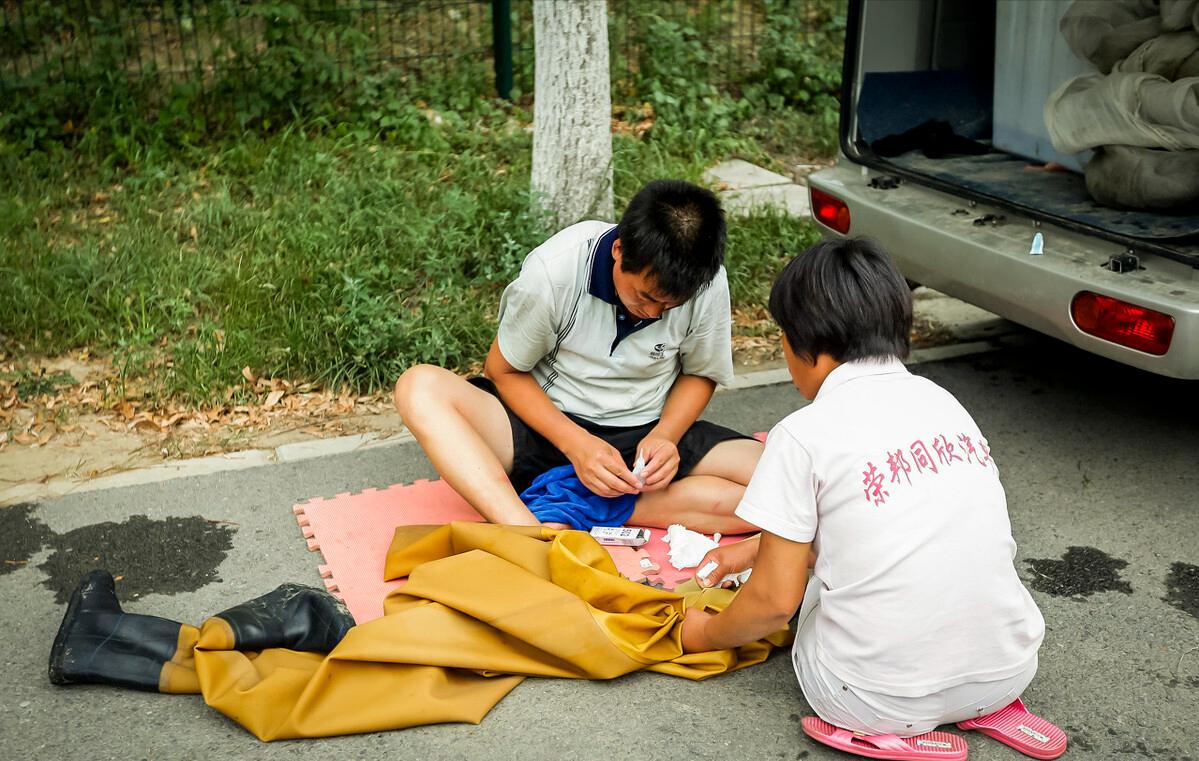 一天能捞100多斤!中国多地出现“捞虫族”,暴利下风险有多大?