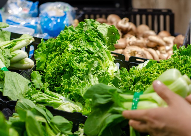 海底捞8块钱生菜，仅两片菜叶，女子疯狂吐槽，上热搜
