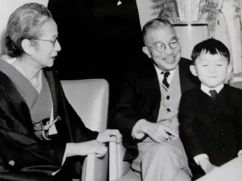 鸠山由纪夫日本最有良知的首相,日本前首相鸠山由纪夫下跪视频