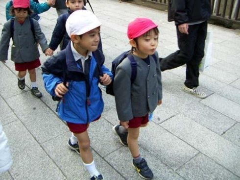 日本孩子冬天穿短裤的教育理念,日本学生冬天穿短裤为什么