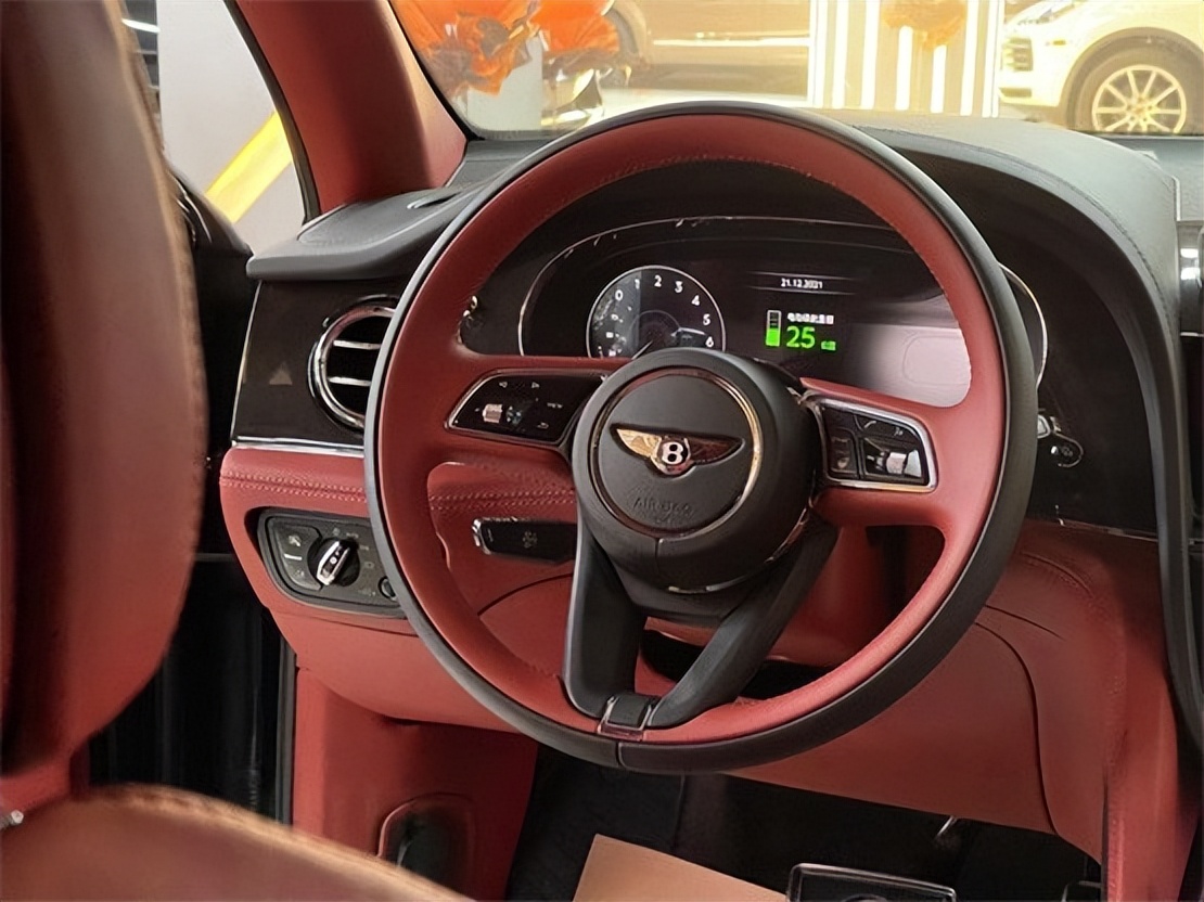 2016款宾利添越w12绿色firstedition,2021款全新宾利添越报价