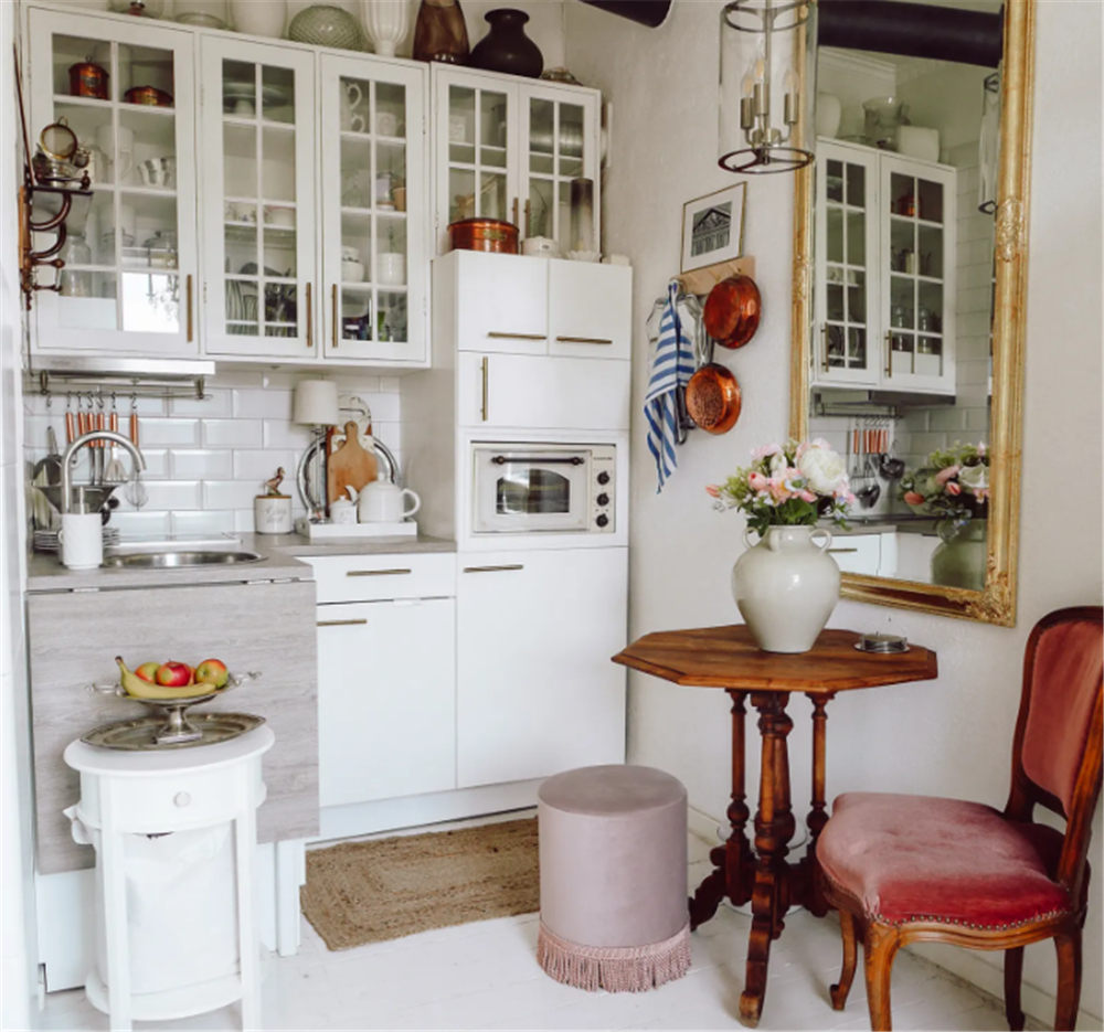 31岁“大姑娘”买下23㎡蜗居，小家切两半做客厅卧室：也太舒服了