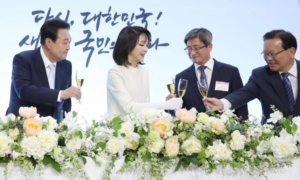 50岁韩国第一夫人好时尚!白色连衣裙惊艳全场,不忘和老公秀恩爱