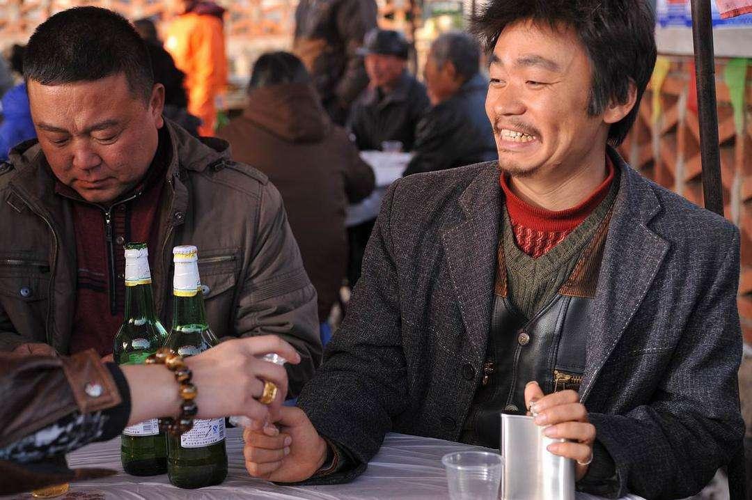 人到中年喝白酒不行了喝什么酒,人到中年能适当的喝点白酒吗