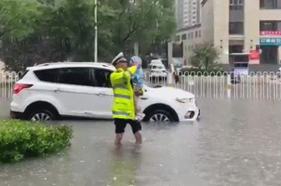 太原交警：窗外下着雨，我在守护你