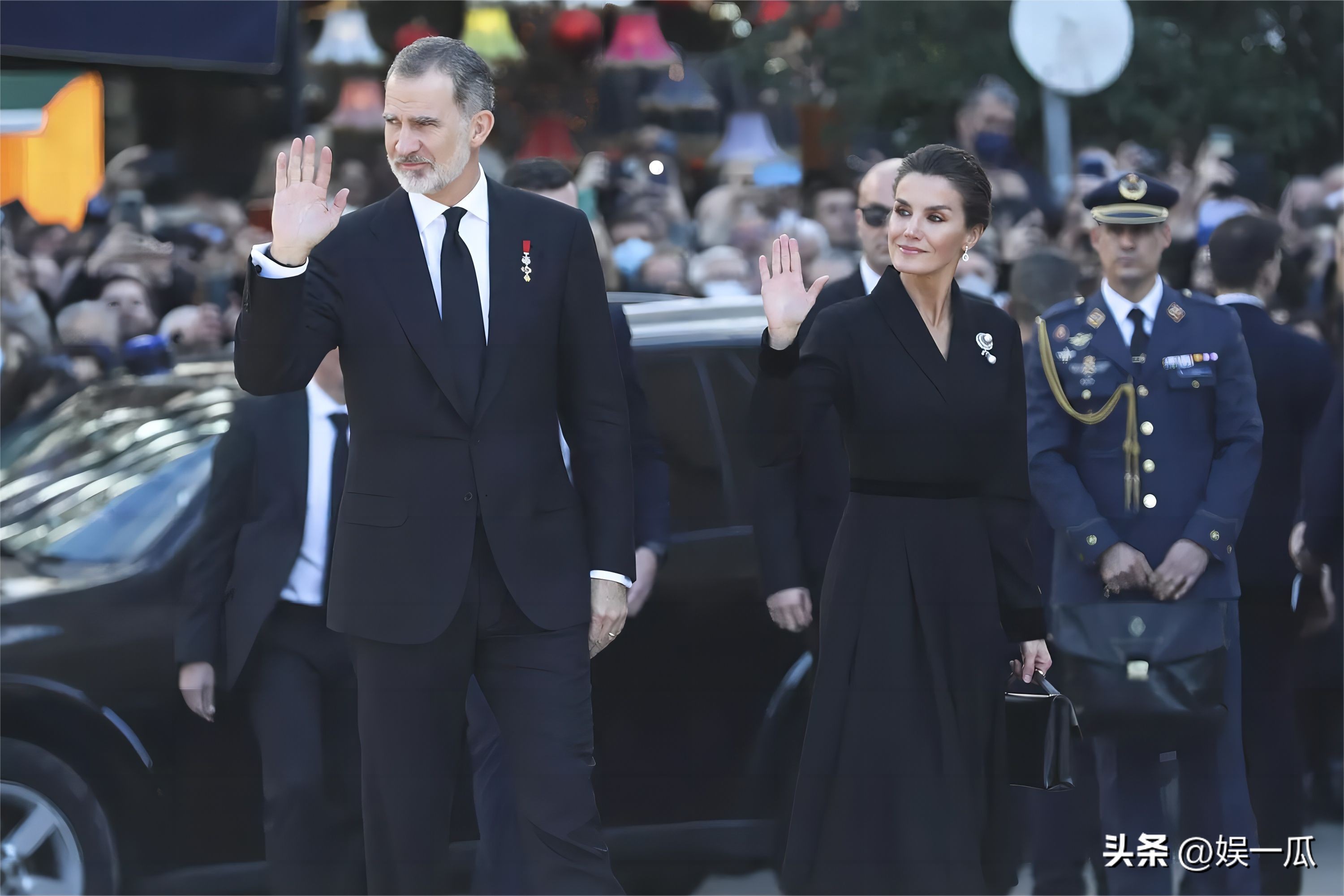 希腊王后安妮-玛丽在丈夫葬礼上佩戴特殊意义钻石十字架