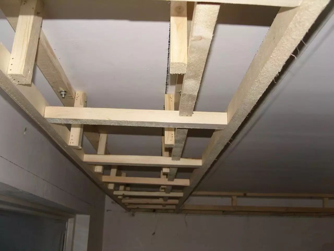 「春秋装饰干货」轻钢龙骨与木龙骨，哪种做吊顶好？