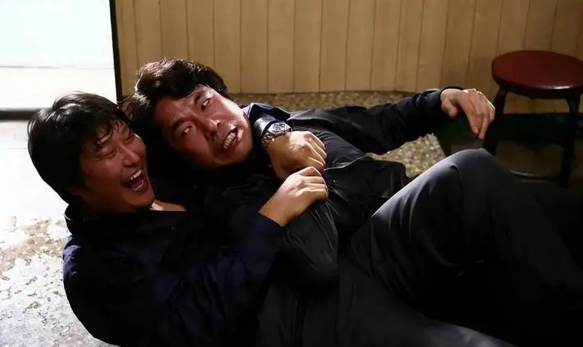 韩国黑帮电影巅峰之作新世界,韩国暴力美学的巅峰之作