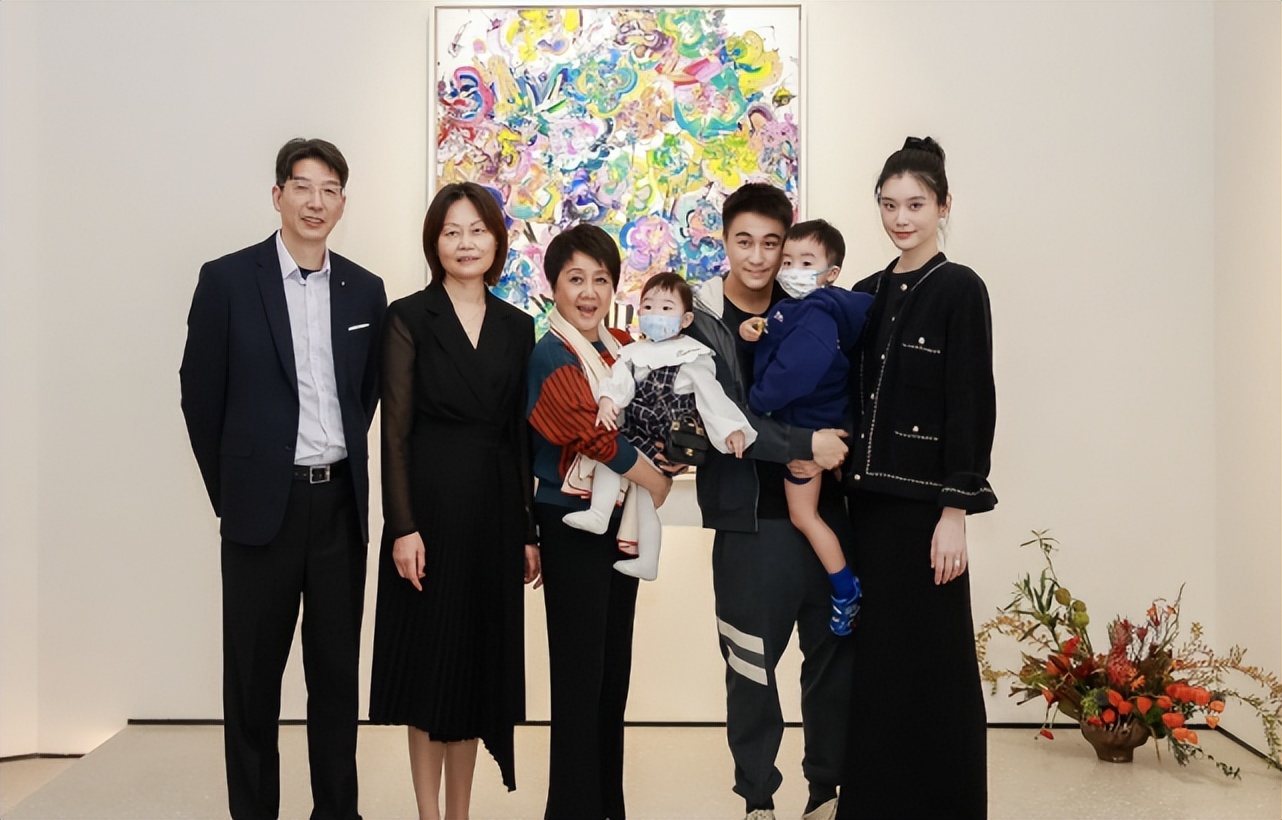 奚梦瑶与何猷君出席家族活动,奚梦瑶晒出一家四口握手照