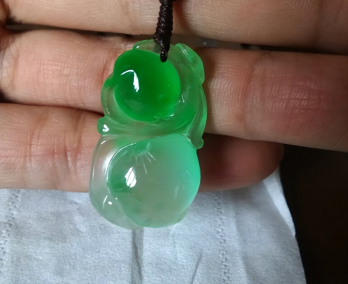 翡翠吊坠碎了一点需要磨吗,翡翠吊坠碎了还能戴吗