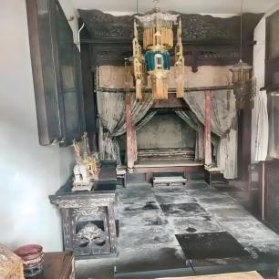 高清老照片：旗人格格大腿岔开豪放洗衣，地主三妻四妾不输女明星