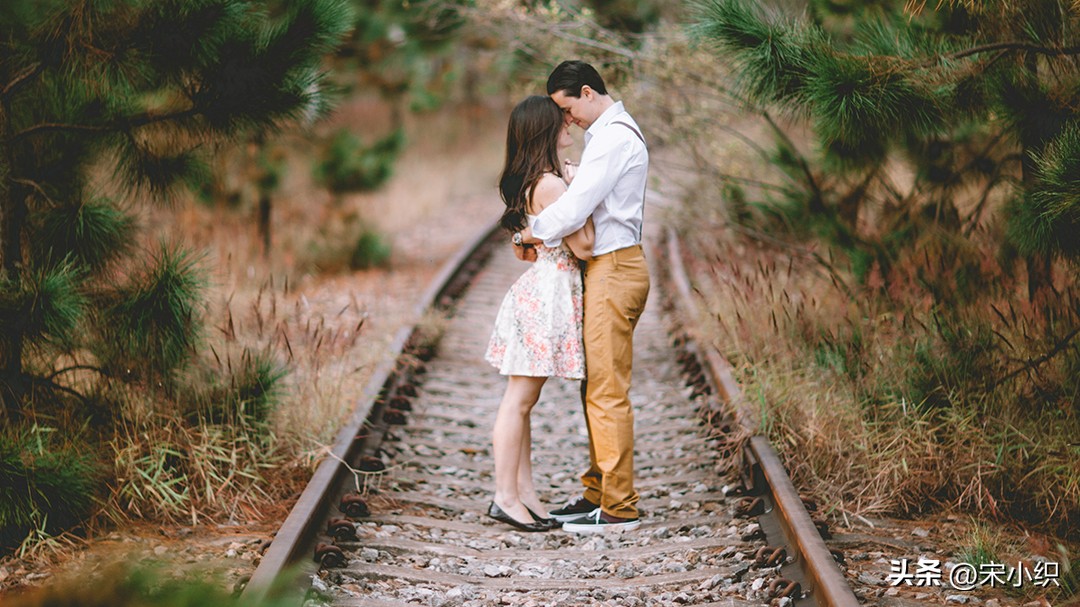 希望白羊座的男人知道，爱她不是把一枚戒指套在她手指上那么简单