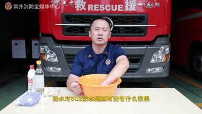 男孩被502胶粘住眼睛,一个小男孩被502胶粘住了