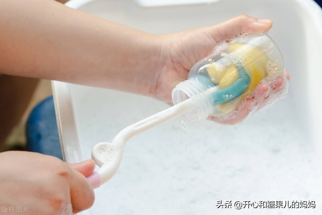 婆婆把5个月的孙子放在沙发上，去削苹果，儿媳听见咚一声气炸了