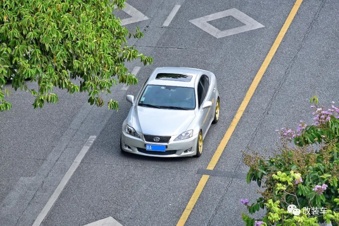 3.5V6+后驱的雷克萨斯IS300，雷车也能玩出烂仔范