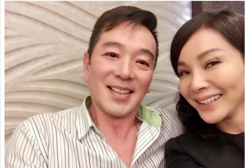 过气演员的窘况:县城忙走穴、直播用怪招,晚节不保,何必呢?