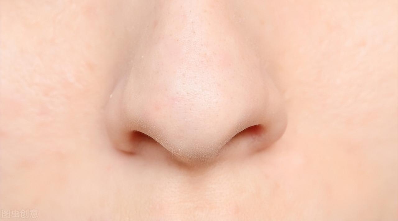 男生额头鼻头出汗,额头出汗手心脚心热怎么回事