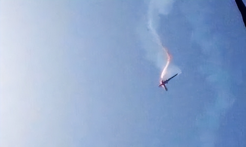 伊朗举行无人机实战演习,伊朗无人机演习打航母