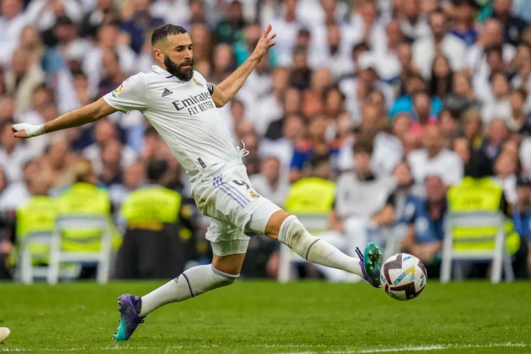 金球奖本泽马颁奖片段,本泽马获得金球