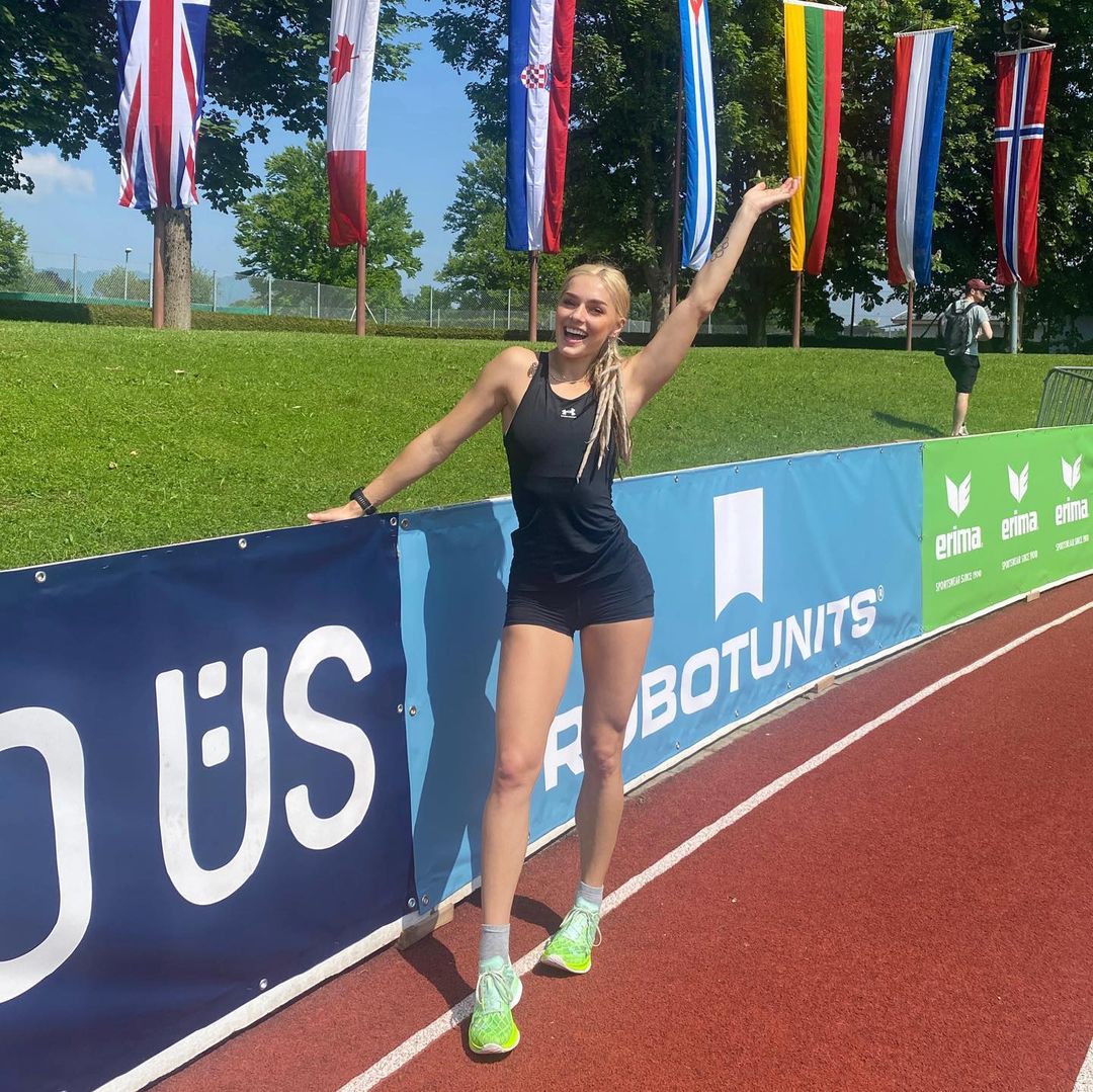 肌肉线条很好的女运动员,满腿肌肉的女运动员