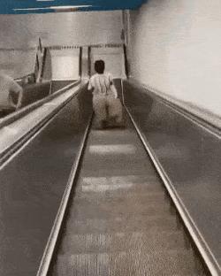 一哥们在殡仪馆守灵，闲着无聊，半夜用手机搜附近的人