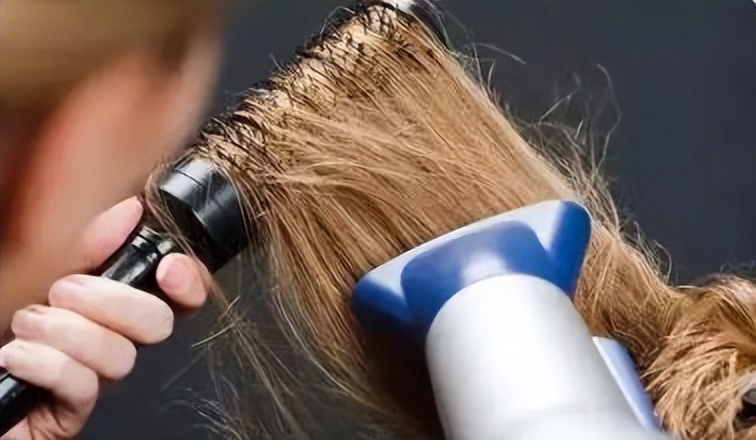 刚洗完吹干的头发很毛躁怎么办,洗头吹干头发为啥头发会干枯