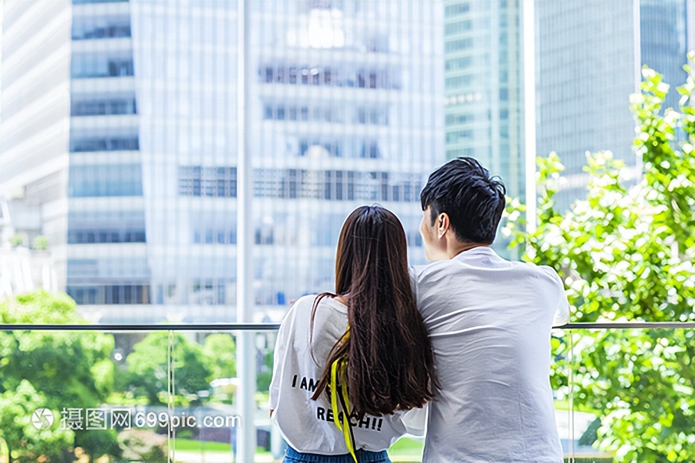 男友和他的闺蜜行为怪异，总粘在一起，女友焦虑：我不想看到变局