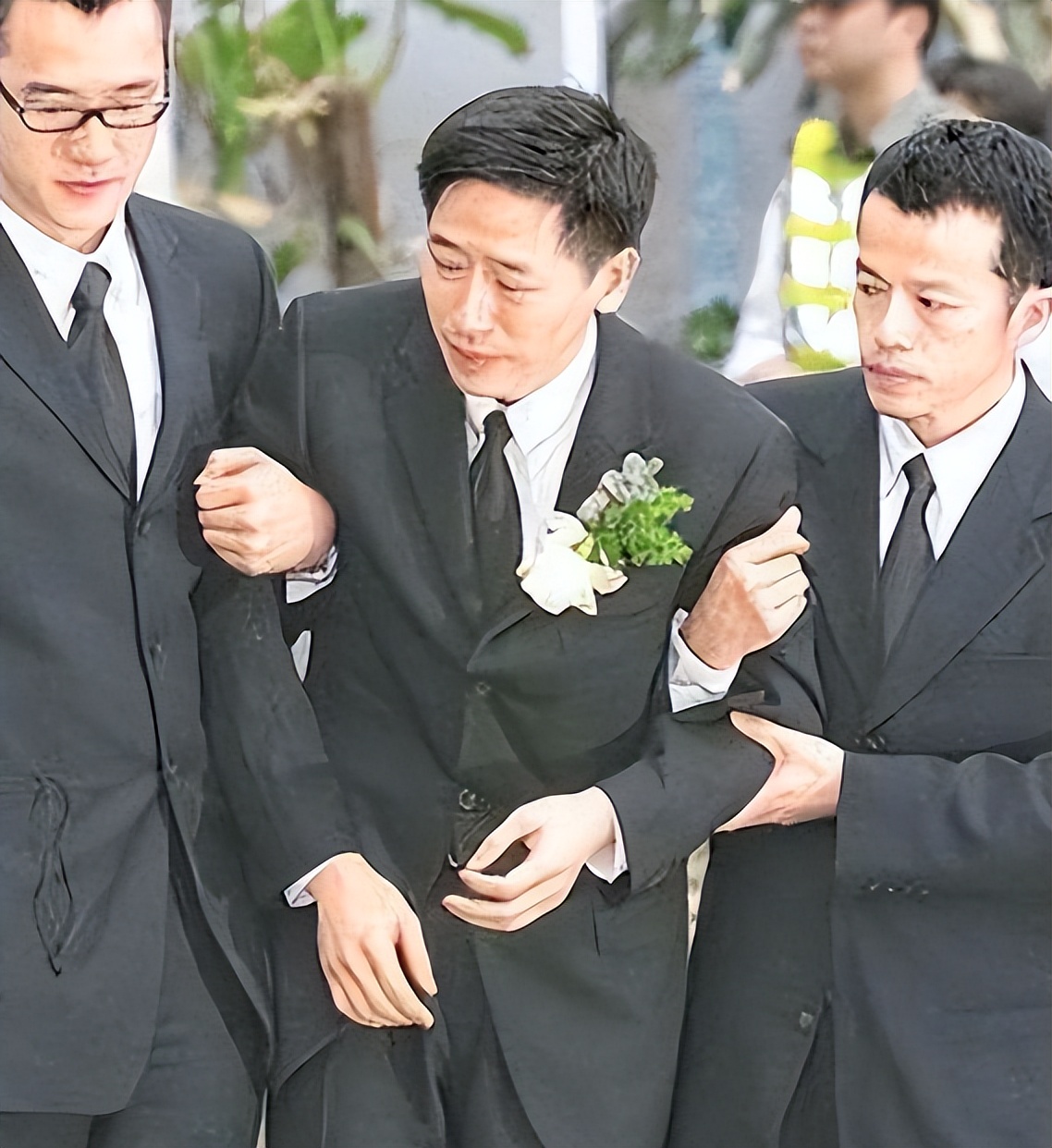 20年后再看张国荣：为何他会对一个男人情有独钟？原因尽显可怜！