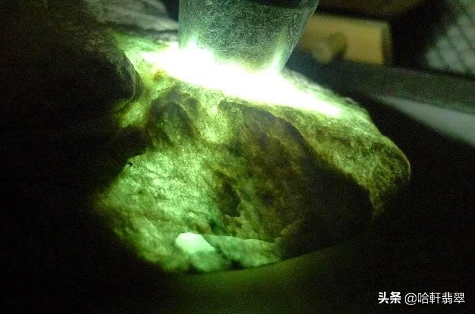 赌石暴涨的帝王绿料子,大涨的黑皮壳翡翠大原石